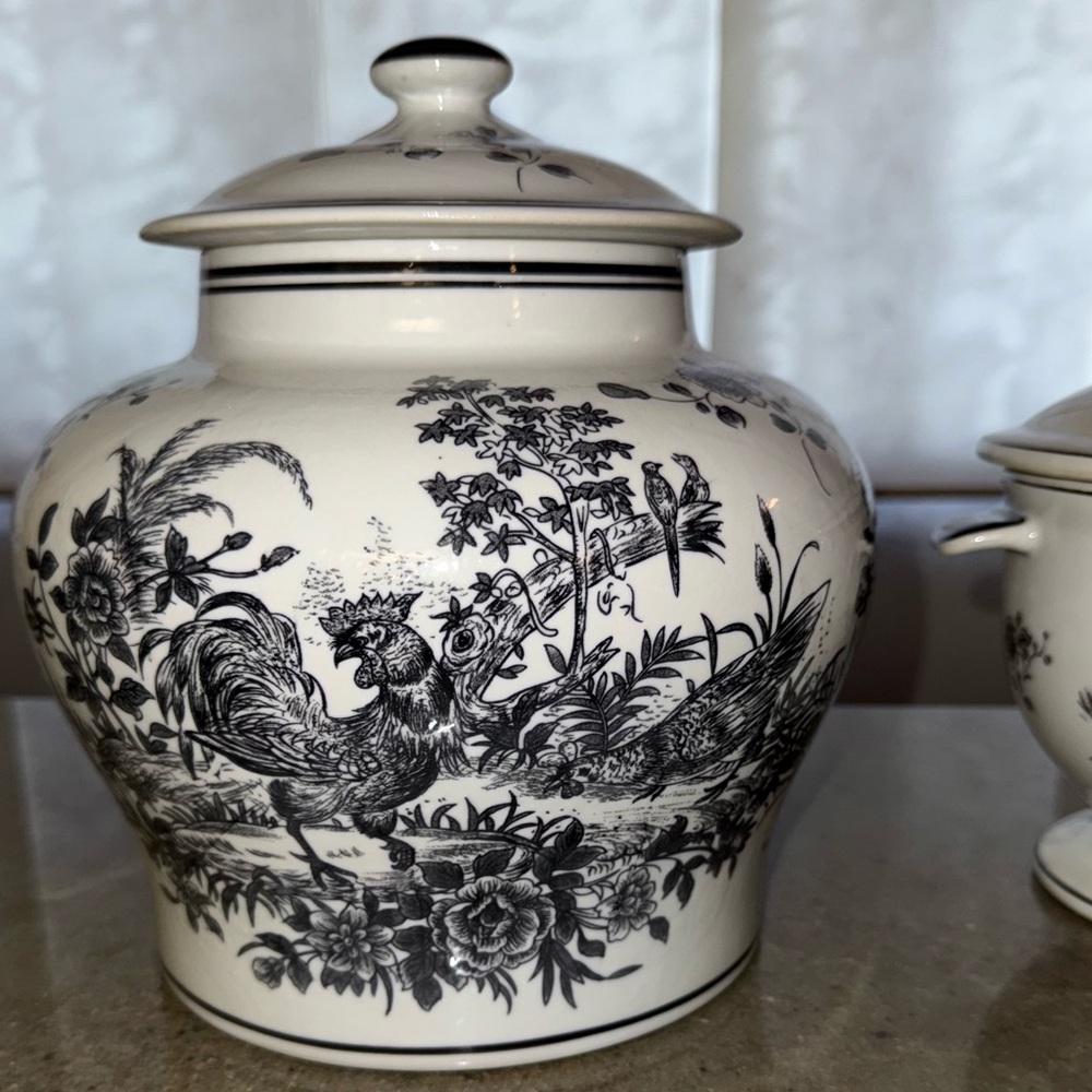Vintage Aux Au Provence cache pot/ ginger jar. Black and White. 12x8.5”